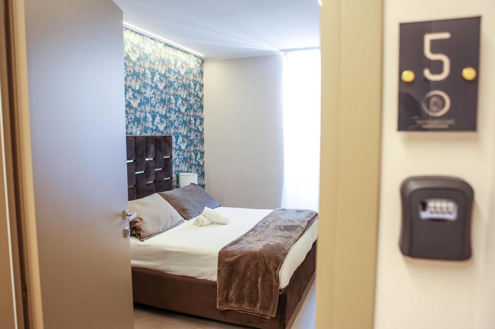 B&B Suites&Rooms Piazza Dei Martiri CTA Exterior foto